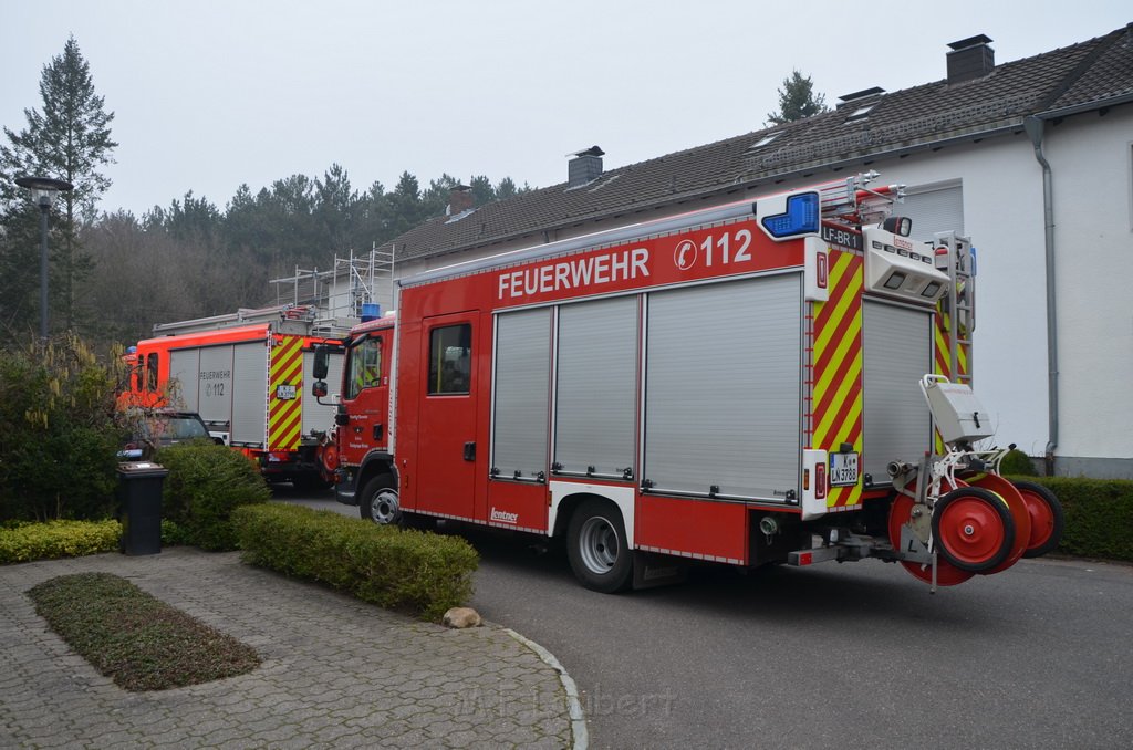 Feuer 2 Dach Koeln Brueck Diesterweg P01.JPG - Miklos Laubert